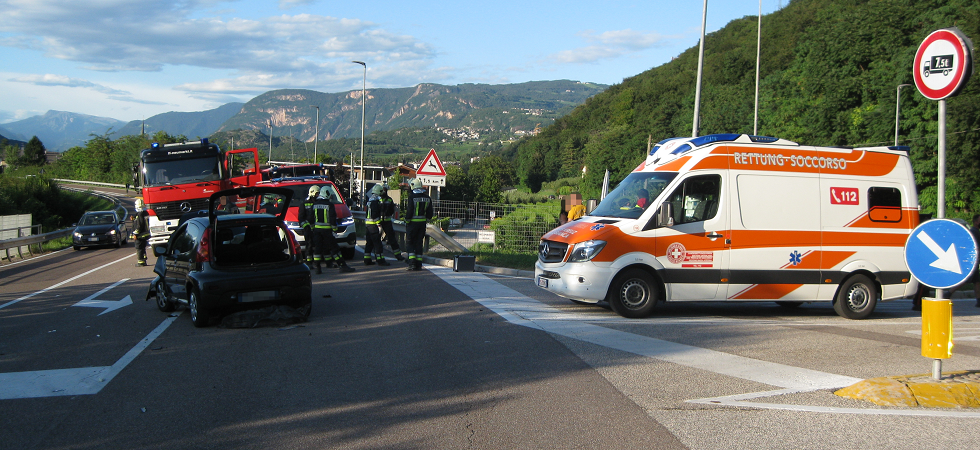Due veicoli si scontrano all’incrocio: tre persone coinvolte